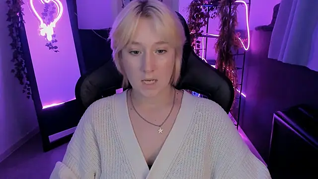 Snapshot of CinBellamy chatting on October 14, 2025, 5:19 am CinBellamy online show from October 14, 2025, 5:19 am