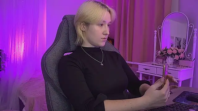 Snapshot of CinBellamy chatting on November 2, 2025, 6:27 am CinBellamy online show from November 2, 2025, 6:27 am