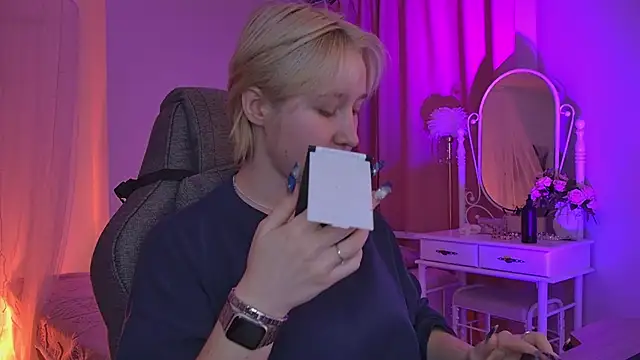 Snapshot of CinBellamy chatting on December 3, 2025, 5:26 am CinBellamy online show from December 3, 2025, 5:26 am