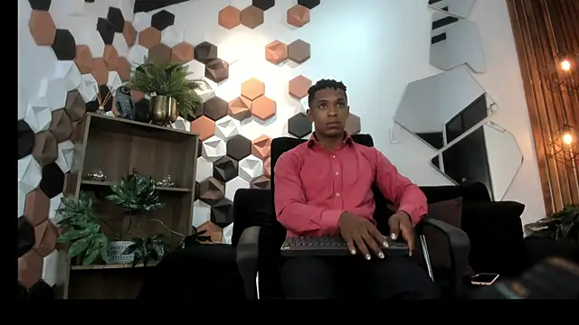 ItaloMoore online show from October 6, 2025, 11:51 am