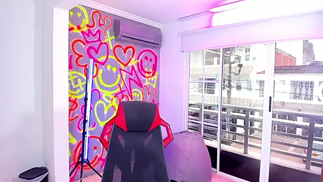  EvaRouse online show from November 16, 2025, 3:17 pm