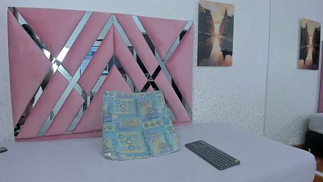 victoriavelasquez online show from September 11, 2025, 11:43 am