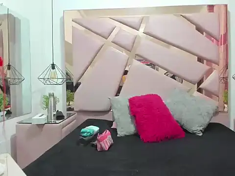 Snapshot of MiaCours chatting on September 12, 2025, 6:30 pm MiaCours online show from September 12, 2025, 6:30 pm