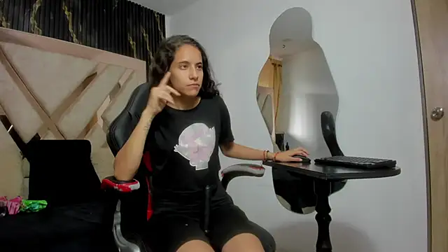 Snapshot of MiaCours chatting on October 11, 2025, 1:31 pm MiaCours online show from October 11, 2025, 1:31 pm