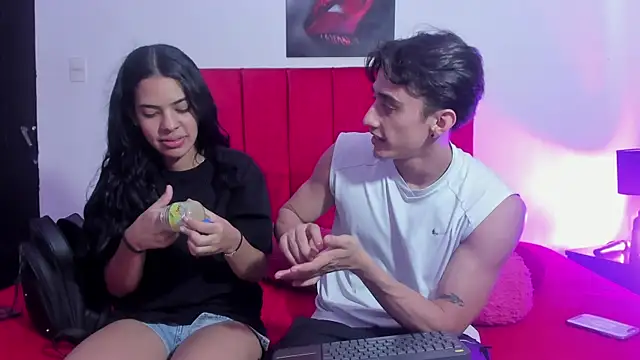 AndretiiAndCamila online show from November 17, 2025, 2:45 pm