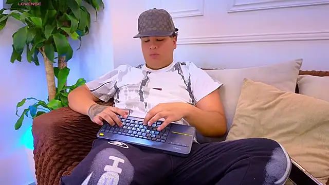 Naim Bennetsex online show from July 28, 2026, 8:52 pm