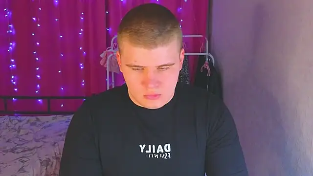 Snapshot of kittenmurr chatting on March 31, 2026, 1:44 pm kittenmurr online show from March 31, 2026, 1:44 pm