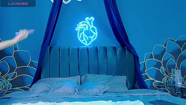 Snapshot of Maylu_Fox chatting on October 12, 2025, 4:33 am Maylu Fox online show from October 12, 2025, 4:33 am