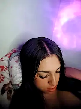 Linda Saenz  online show from October 5, 2025, 4:11 am