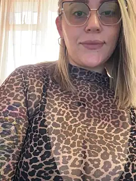 CurvyLust x online show from December 17, 2025, 1:39 pm