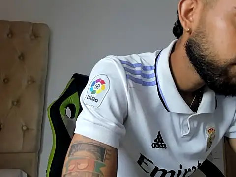 adri sexboy229 online show from September 12, 2025, 12:38 pm