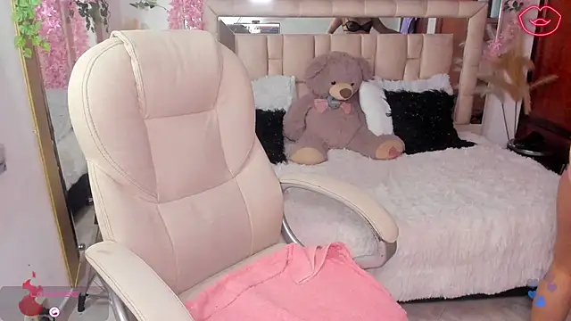 paulha miller online show from September 18, 2025, 12:51 pm