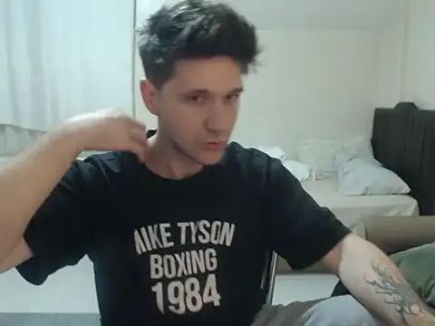 Snapshot of 2handsomemann chatting on May 22, 2026, 10:26 pm 2handsomemann online show from May 22, 2026, 10:26 pm