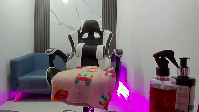 ShaunaDream online show from October 28, 2025, 4:49 am