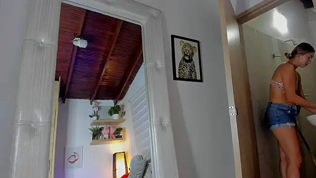 Snapshot of sara_madrid chatting on March 4, 2026, 12:33 pm sara madrid online show from March 4, 2026, 12:33 pm