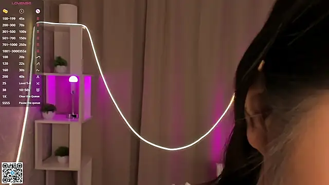 AlberthaEscue online show from November 17, 2025, 4:18 am