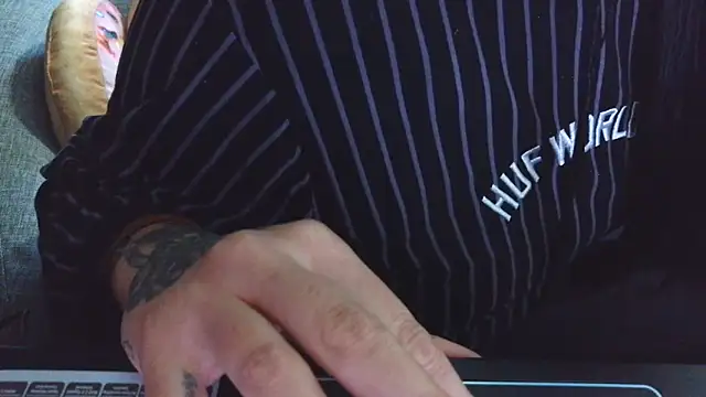 fetishslut4u online show from November 6, 2025, 7:04 pm