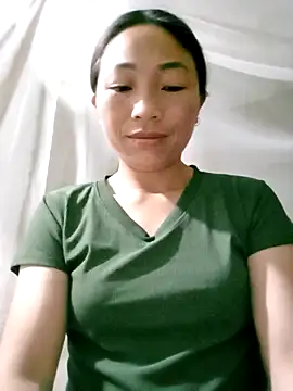 lucybaby00 online show from April 18, 2026, 10:32 pm