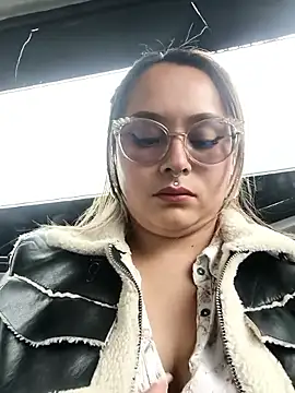 Eiimy pretty online show from December 5, 2025, 7:21 pm