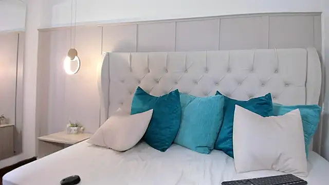 mae lyra online show from November 7, 2025, 9:48 pm