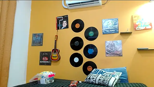 skinnyverus18 online show from October 8, 2025, 6:38 pm