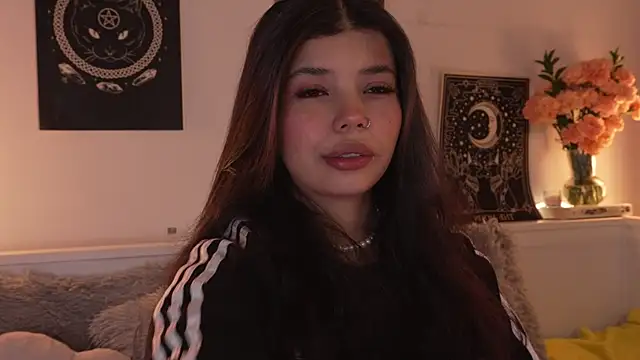 Snapshot of sophieee_art chatting on October 19, 2025, 2:12 am sophieee art online show from October 19, 2025, 2:12 am