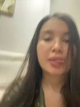 Snapshot of LexeeLuv chatting on April 19, 2026, 6:35 am LexeeLuv online show from April 19, 2026, 6:35 am