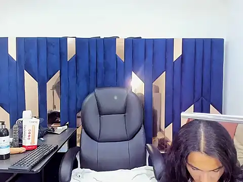 Aisha hotts777 online show from November 19, 2025, 4:23 am