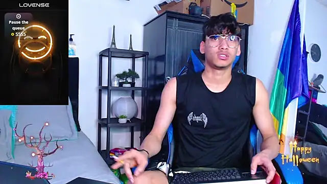 Gael Jones online show from October 12, 2025, 1:43 pm