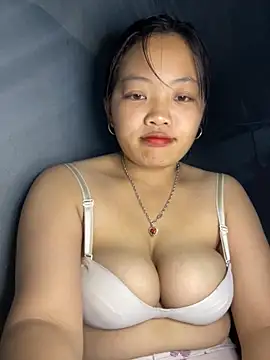 Lyrasss online show from November 17, 2025, 7:25 am