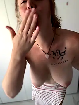 TenderLaGlamor online show from September 14, 2025, 1:43 pm