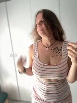 TenderLaGlamor online show from October 1, 2025, 10:10 am