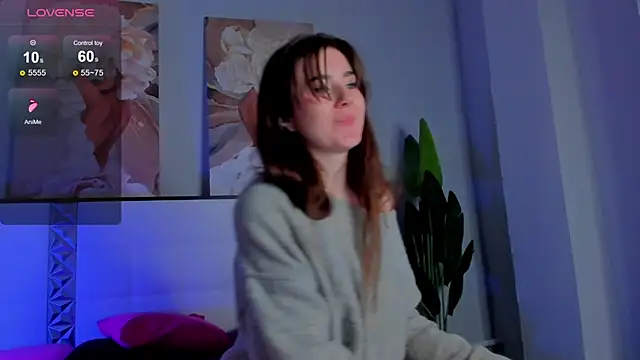 CloveDia online show from September 28, 2025, 7:52 pm