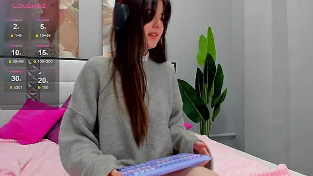 CloveDia online show from October 5, 2025, 5:06 am