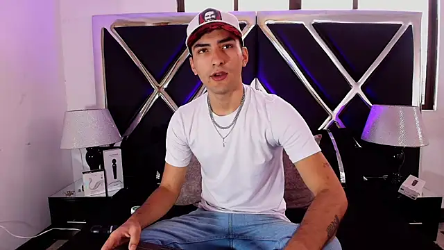 AlekRuizx online show from October 27, 2025, 4:22 pm