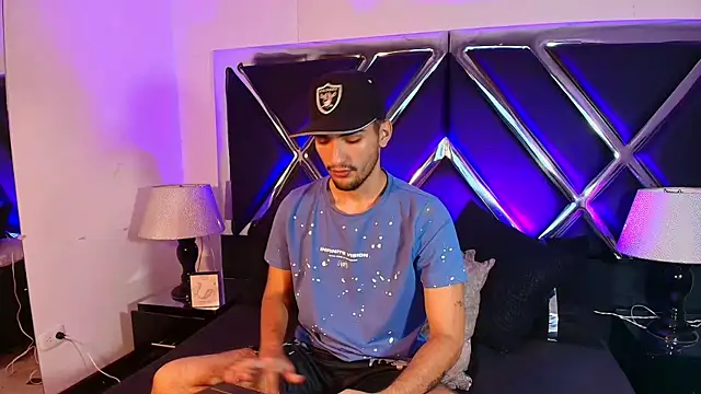 AlekRuizx online show from November 19, 2025, 11:05 pm