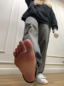 Snapshot of Sky_Cutie chatting on October 17, 2025, 4:26 am Sky Cutie online show from October 17, 2025, 4:26 am