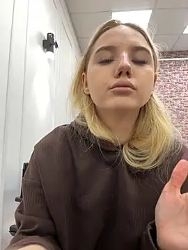 Snapshot of Sky_Cutie chatting on October 31, 2025, 4:57 am Sky Cutie online show from October 31, 2025, 4:57 am