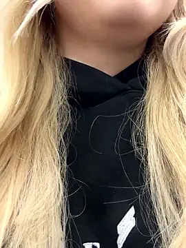 Snapshot of Sky_Cutie chatting on November 2, 2025, 4:37 am Sky Cutie online show from November 2, 2025, 4:37 am