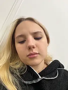 Snapshot of Sky_Cutie chatting on November 15, 2025, 4:32 am Sky Cutie online show from November 15, 2025, 4:32 am