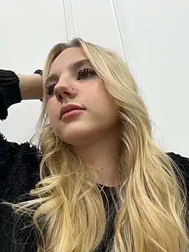 Snapshot of Sky_Cutie chatting on November 27, 2025, 4:25 am Sky Cutie online show from November 27, 2025, 4:25 am