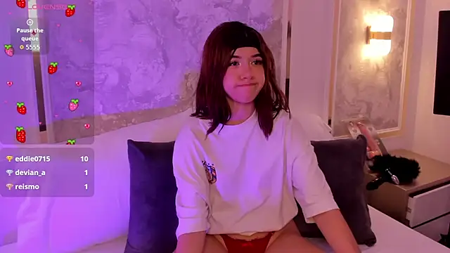 doll eyees  online show from November 15, 2025, 2:35 pm