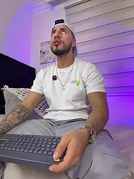 Thiago Hill online show from February 14, 2026, 9:00 pm