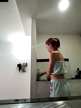 dulcelatin21 online show from October 11, 2025, 3:21 pm