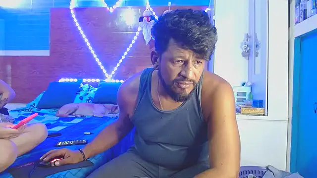 dulcelatin21 online show from January 15, 2026, 11:30 pm