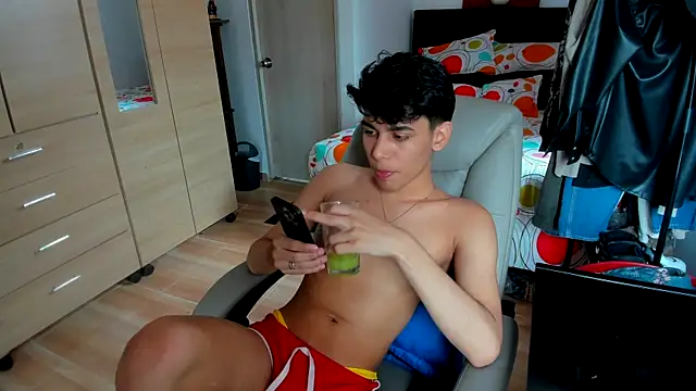 Snapshot of AliottTwink chatting on June 1, 2026, 3:58 pm AliottTwink online show from June 1, 2026, 3:58 pm