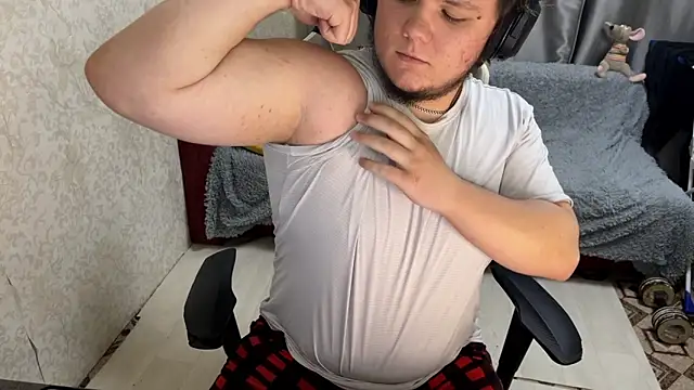 Snapshot of desiredude9 chatting on September 27, 2025, 3:28 pm desiredude9 online show from September 27, 2025, 3:28 pm