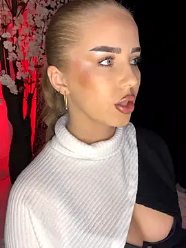 AubrieleRouj1 online show from December 22, 2025, 4:48 pm