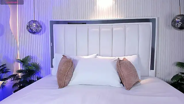 MariathLittle online show from November 24, 2025, 5:34 pm