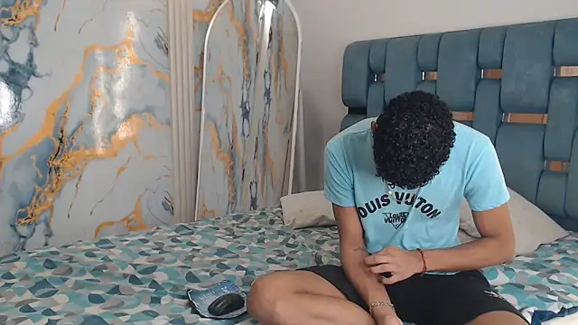 PRETTY FEM online show from April 14, 2026, 1:11 am